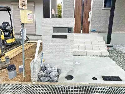 門柱 壁タイル貼り タカショー 木製調セラ ウォール RC杉板 郵便受けポスト YKKAP エクステリアポストG3型 ロックガーデン 割栗石敷き