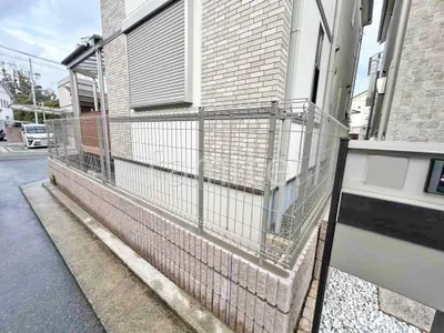 ブロック塀 （化粧ブロック） 太陽エコブロックス スプリットリブ 5L  スチールメッシュ フェンス YKKAP イーネット3F型 スチール柱 境界・メッシュ