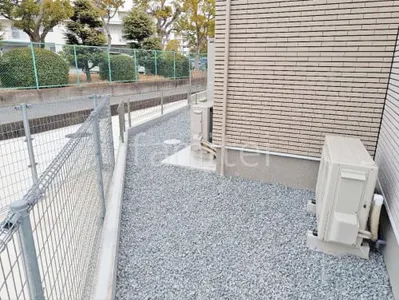 犬走り 防犯砂利敷き バラス砕石 防草シート加工