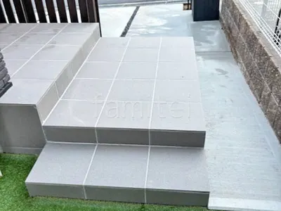 玄関アプローチ階段 床タイル貼り 施主支給