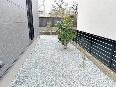 犬走り 防犯砂利敷き バラス砕石 防草シート加工