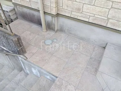 玄関アプローチ階段 床タイル貼り 施主支給