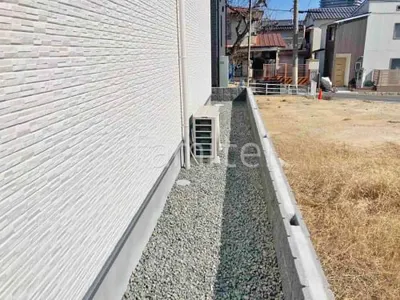 犬走り 防犯砂利敷き バラス砕石 防草シート加工