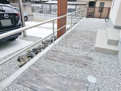 玄関アプローチ 床平板敷き ユニソン フラミア