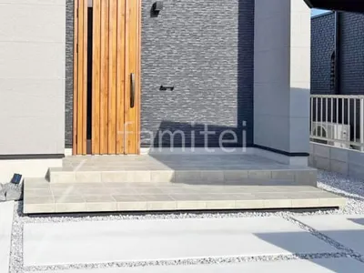 玄関アプローチ 浮遊階段(蹴込み階段) 床タイル張り LIXIL パセオ