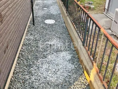 犬走り 防犯砂利敷き バラス砕石 防草シート加工