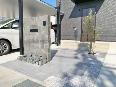 玄関アプローチ 床タイル貼り LIXIL アヴァンティ