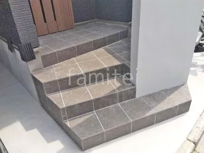 玄関アプローチ階段 床タイル貼り LIXIL グレイスランド