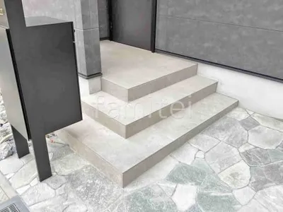 玄関アプローチ階段 床タイル貼り LIXIL メンフィス