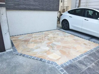 玄関アプローチ 床石貼り 乱形石 石英岩