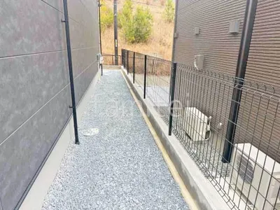 犬走り 防犯砂利敷き バラス砕石 防草シート加工