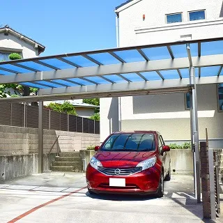 駐車場と通路に屋根☆スタイリッシュなカーポート「スカイリード」」施工例。