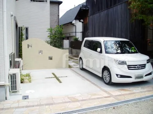 車庫まわり　自然石乱形貼りデザイン