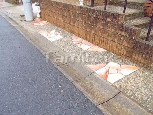 道路沿い 床洗い出し仕上げ 床石貼り 乱形石 石英岩