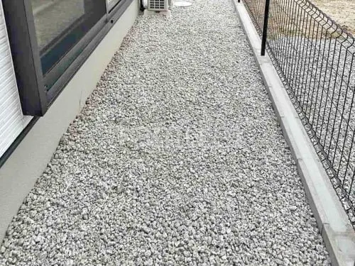 犬走り 防犯砂利敷き バラス砕石 防草シート加工