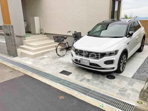 玄関アプローチ 床石貼り 乱形石 石英岩