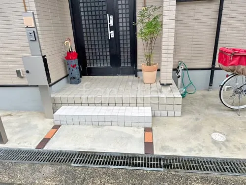 玄関アプローチ 土間コンクリート レンガ目地