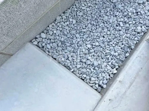 犬走り 防犯砂利敷き バラス砕石 防草シート加工
