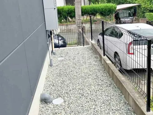 犬走り 防犯砂利敷き バラス砕石 防草シート加工