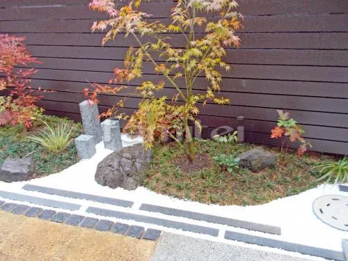イロハモミジ 落葉樹 下草 低木 植栽 御影石柱の外構施工例 イロハモミジ 落葉樹 下草 低木 植栽 御影石柱の外構施工例