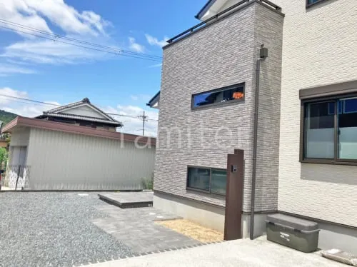 木製調デザインアルミ角柱 タカショー 枕木風角材の外構施工例