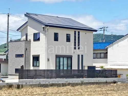 木製調デザインアルミ角柱 タカショー 枕木風角材の外構施工例