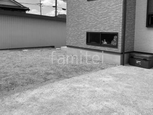 木製調デザインアルミ角柱 タカショー 枕木風角材の外構施工例