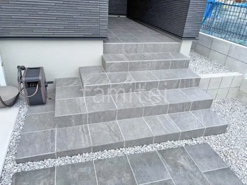 玄関アプローチ階段 床タイル貼り リビエラ エイ・ロック