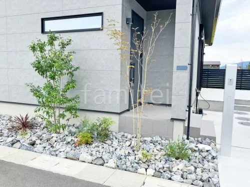 ロックガーデン 栗石敷き イビグレー シンボルツリー アオダモ ソヨゴ