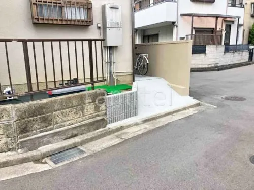 駐車場ガレージ床 土間コンクリート 土留め化粧ブロック ユニソン リブスプリット