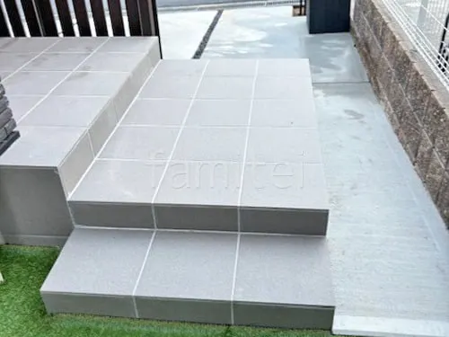 玄関アプローチ階段 床タイル貼り 施主支給