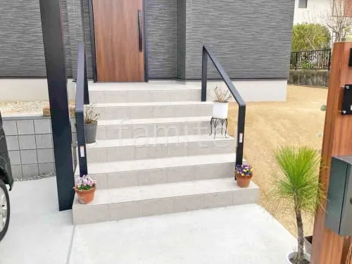 玄関アプローチ階段 床タイル貼り ニッタイ ロッセクラシコII