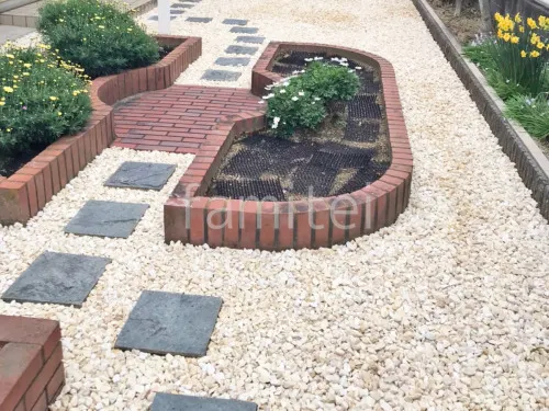 化粧砂利敷き ライトイエロー