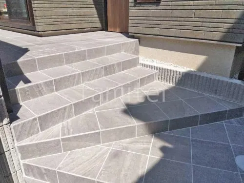 玄関アプローチ階段 床タイル貼り リビエラ エイ・ロック