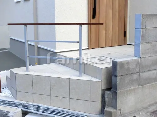 玄関アプローチ階段 床タイル貼り LIXILリクシル グレイスランド300角 GRL-1 手摺り(手すり)  アーキレール