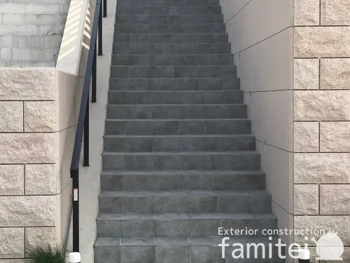 玄関アプローチ階段 床タイル貼り ニッタイヌラーゲ3