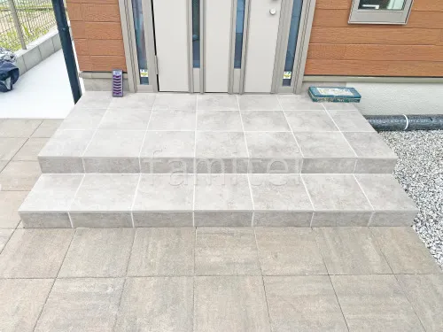 玄関アプローチ階段 床タイル貼り ニッタイ ロマーニII