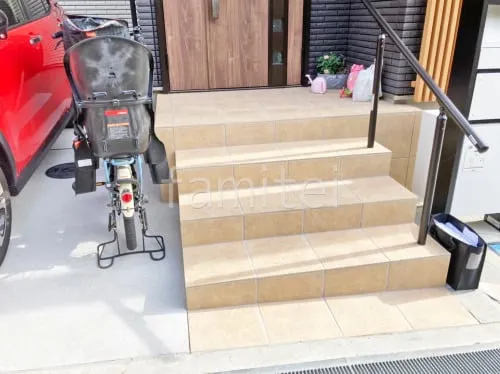 玄関アプローチ階段 床タイル貼り 手摺り(手すり) LIXIL グリップライン