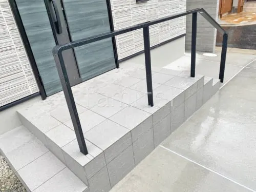 玄関アプローチ階段 床タイル貼り アドヴァン コルト