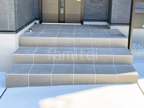 玄関アプローチ階段 床タイル貼り LIXIL グレイスランド