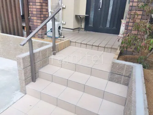 玄関アプローチ階段 床タイル貼り LIXIL グレイスランド 手すり アーキレール