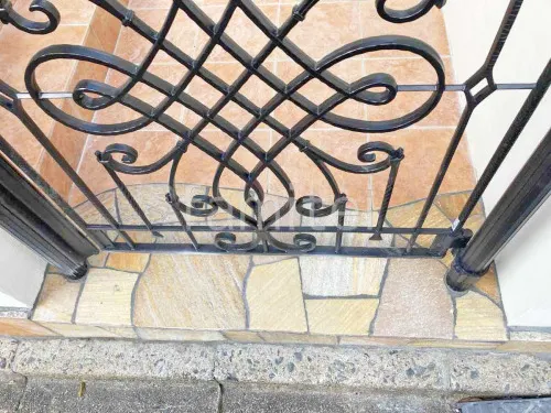 玄関アプローチ 床石貼り 乱形石 石英岩