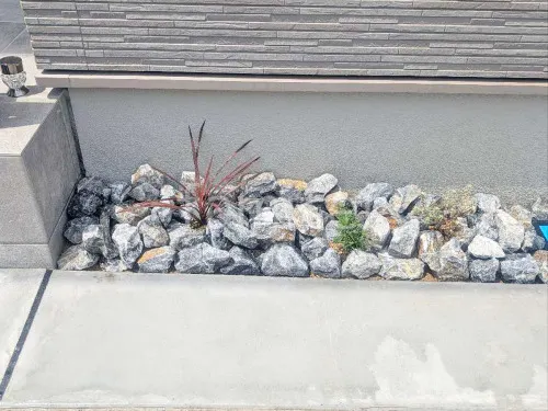 ロックガーデン 栗石敷き