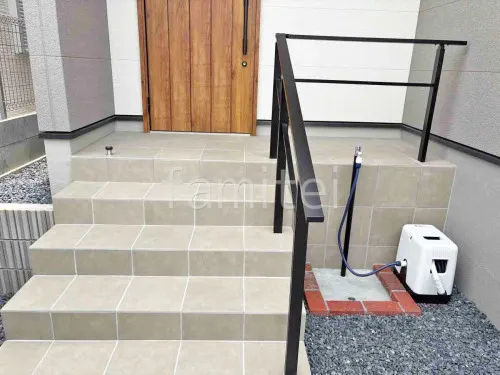 玄関アプローチ階段 床タイル貼り 手すり LIXIL アーキレール