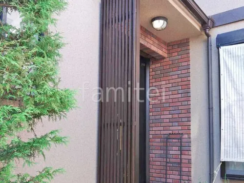 目隠しフェンス塀 YKKAP ルシアススクリーン たてデザイン ストライプ格子 玄関前納まり