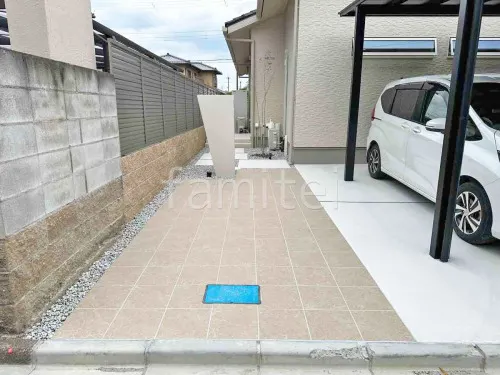 玄関アプローチ 床タイル貼り LIXIL グレイスランド