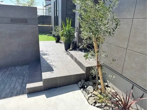 玄関アプローチ階段 床タイル貼り リビエラ アルケティポ