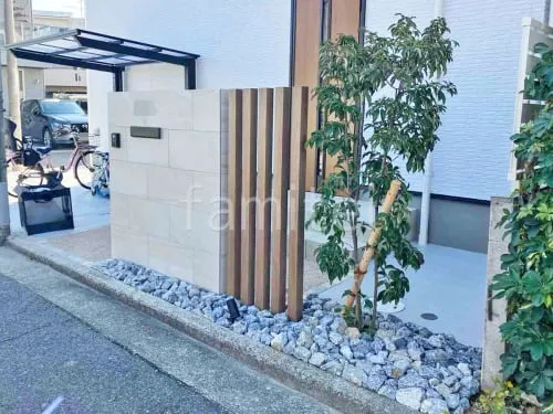 シンボルツリー ホンコンエンシス 常緑樹 植栽 ロックガーデン 割栗石敷き