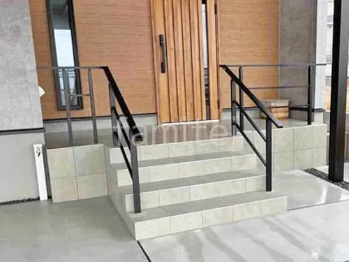 玄関アプローチ階段 床タイル貼り LIXIL パセオ 手すり アーキレール