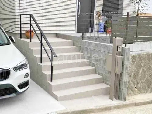 機能門柱 LIXIL アクシィ1型 パターン4 玄関アプローチ階段 床タイル貼り LIXIL グレイスランド 手すり アーキレール